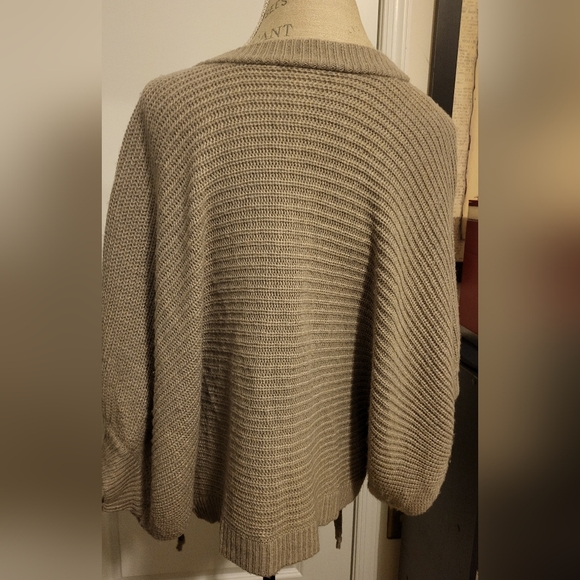 C Bat Wing Tan Sweater size M - Picture 3 of 8